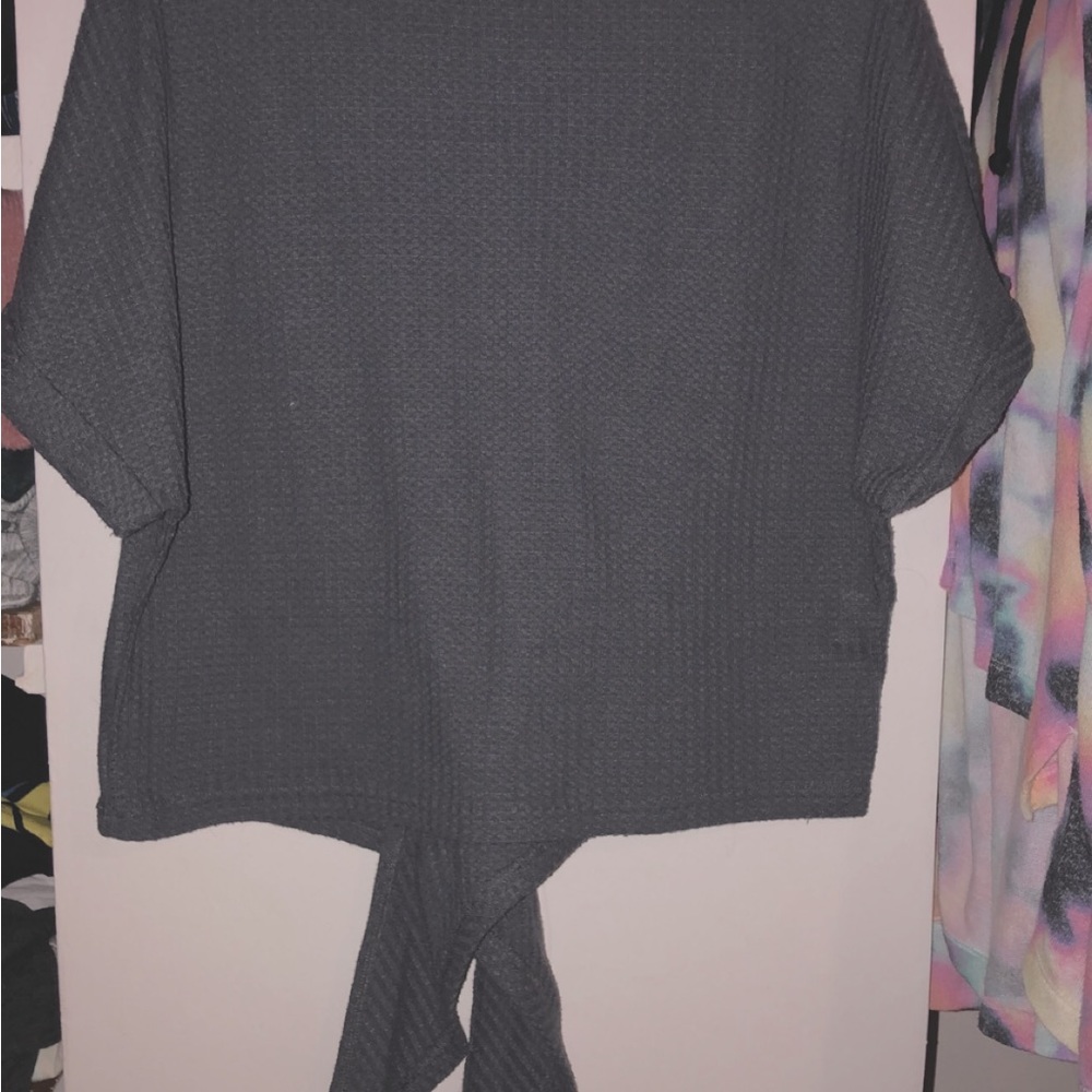 **Really cute shirt with cut out in back and to be tied in bow🎀.***
